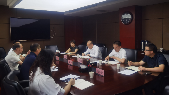 8月4日上午，甘肅藥業(yè)投資集團(tuán)有限公司黨委書(shū)記、董事長(zhǎng)周榮及副總經(jīng)理張世俊等一行4人前往甘肅省科技廳，拜會(huì)省科技廳黨組書(shū)記、廳長(zhǎng)張世榮。雙方圍繞整合中醫(yī)藥優(yōu)勢(shì)資源、強(qiáng)化創(chuàng)新聯(lián)合體建設(shè)、培育高層次創(chuàng)新創(chuàng)